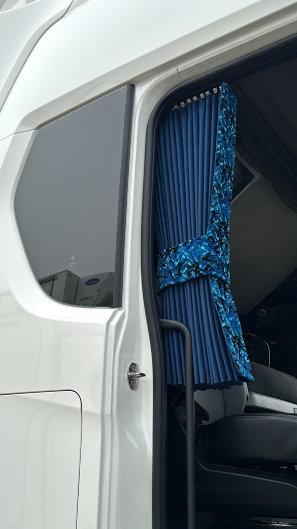 Lastbilsgardiner i blå bussplysch monterade i lastbil